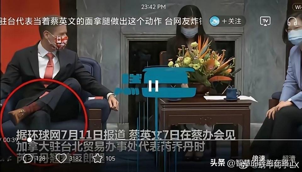 二郎腿不翘了，坐姿改了，眼神也清澈了，原来他们也会规规矩矩的坐好，尊重是靠自身实