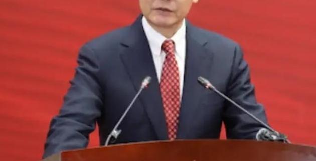 老吴在台上讲话，讲得非常好，让人听得心潮澎湃，怎么也没想到，咱们的市场竟然如此之