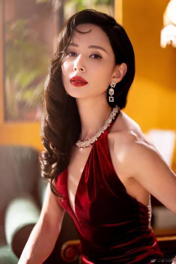 李若彤 我还有1年12天免费坐公交  都到这个年纪了吗？一点都不像啊！ 