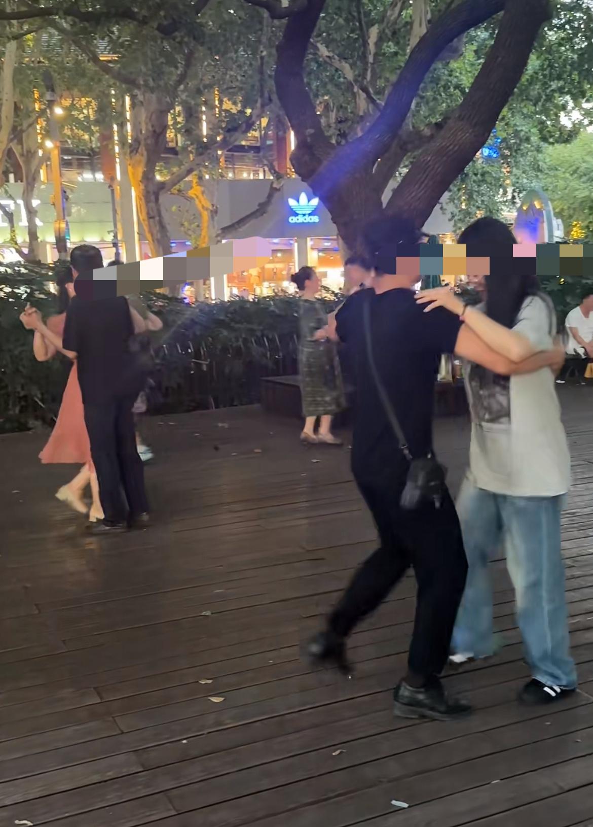 太讽刺了！公园跳舞本是敞亮的健身事儿，这对男女却跟做贼似的，男的东张西望，女的左