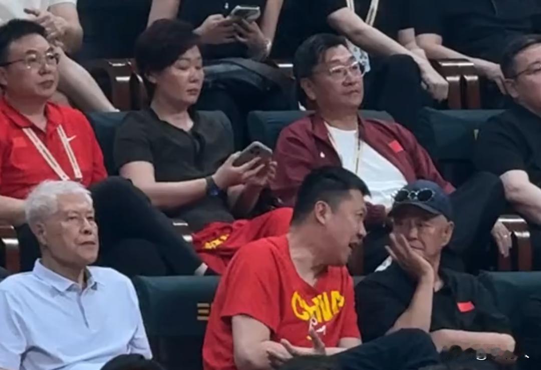 赵本山现场观战中国男篮比赛，和篮球明星王治郅聊的非常开心。没想到赵本山这么大岁数