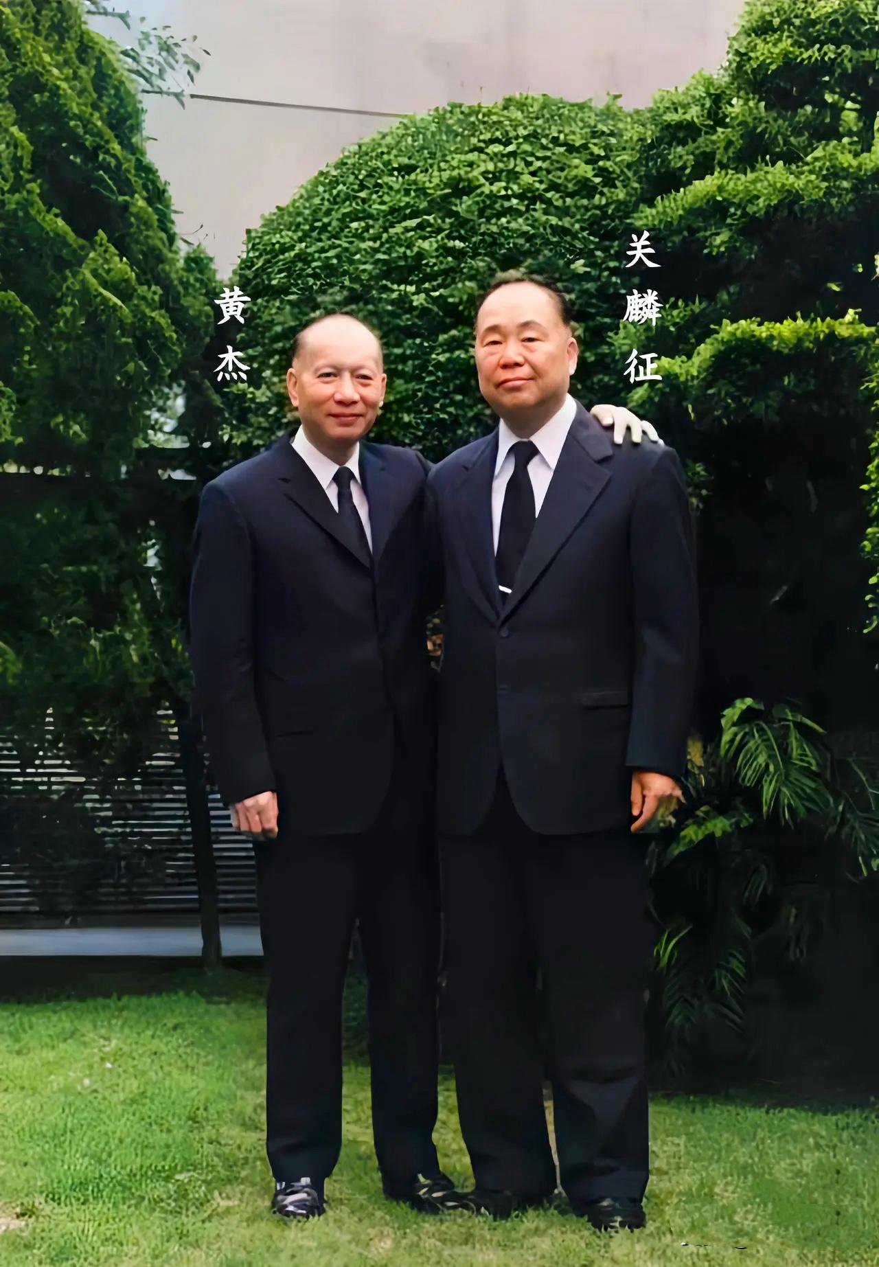 1975年，蒋校长病逝，关麟征赴台参加葬礼时与同窗黄杰的合影照片，昔日两人都是黄