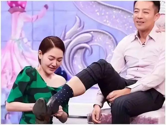 小S推动大S和汪小菲离婚又给大S和具俊晔牵线，到底是何居心呢？要说在大S和小S的