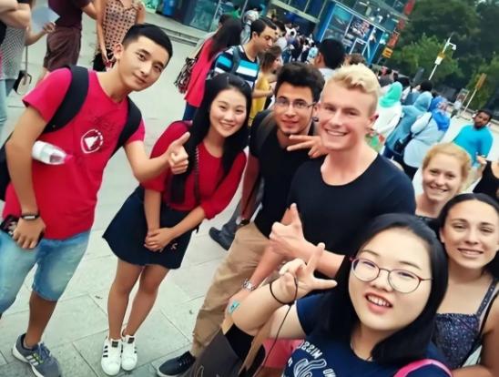 美国人一针见血：“如果中国真的那么好，为啥还有大批人移民到美国？”中国人移民美国