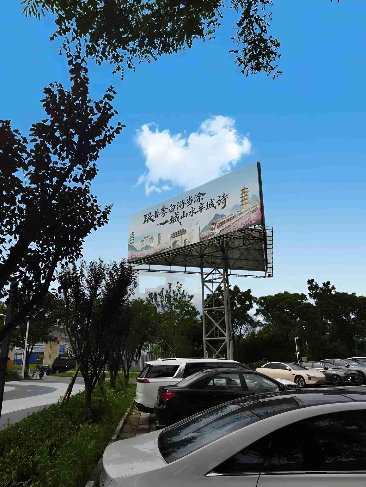 南京虽暂时没受影响，但也在“巴威”笼罩范围内。像我这儿目前没刮台风，不过也不敢掉