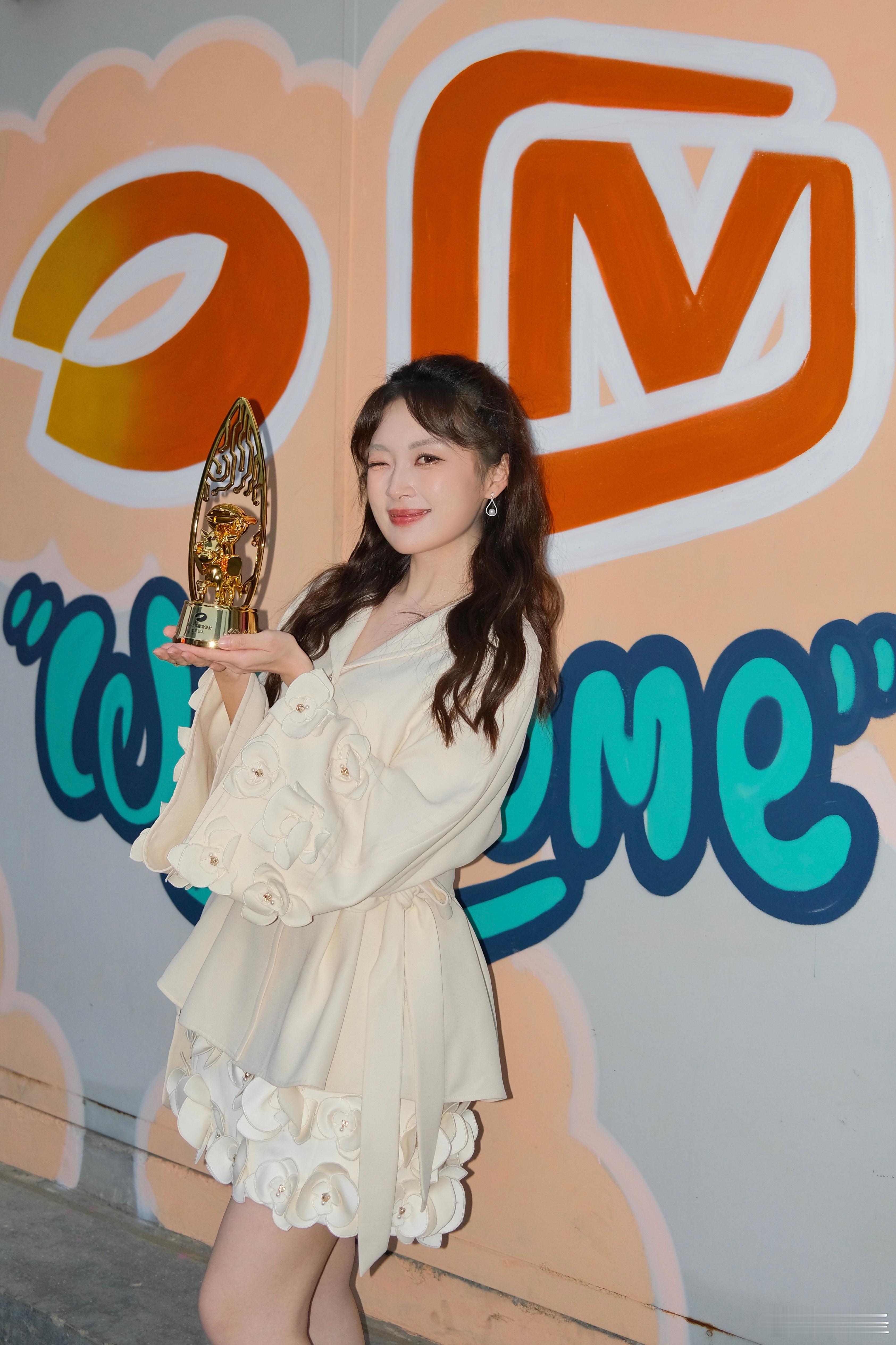 赵一橙2025年度金芒主持人 谁家年会是艺人领奖呀！芒果独一份！恭喜获得年度金芒