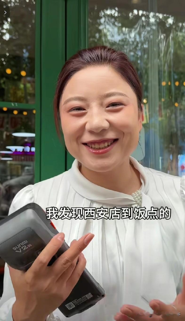 追黑梅梅这男孩子也不错，还等黑梅梅上班呢，看着也挺老实的，其实有时候外表根本看不