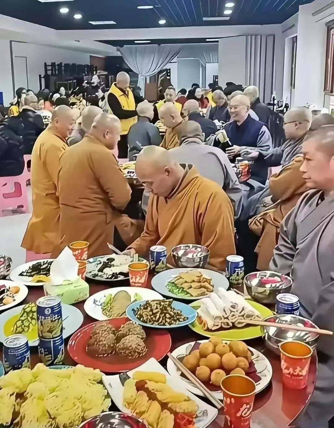 看到这一幕，再也不想踏足寺院了。