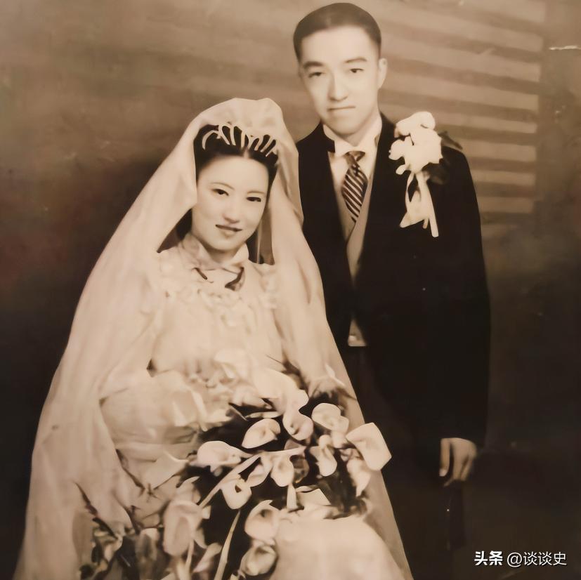 1945 年秋，淮阴新四军军部迎来特殊来客：汪伪苏浙皖税务总局局长邵式军夫妇，押