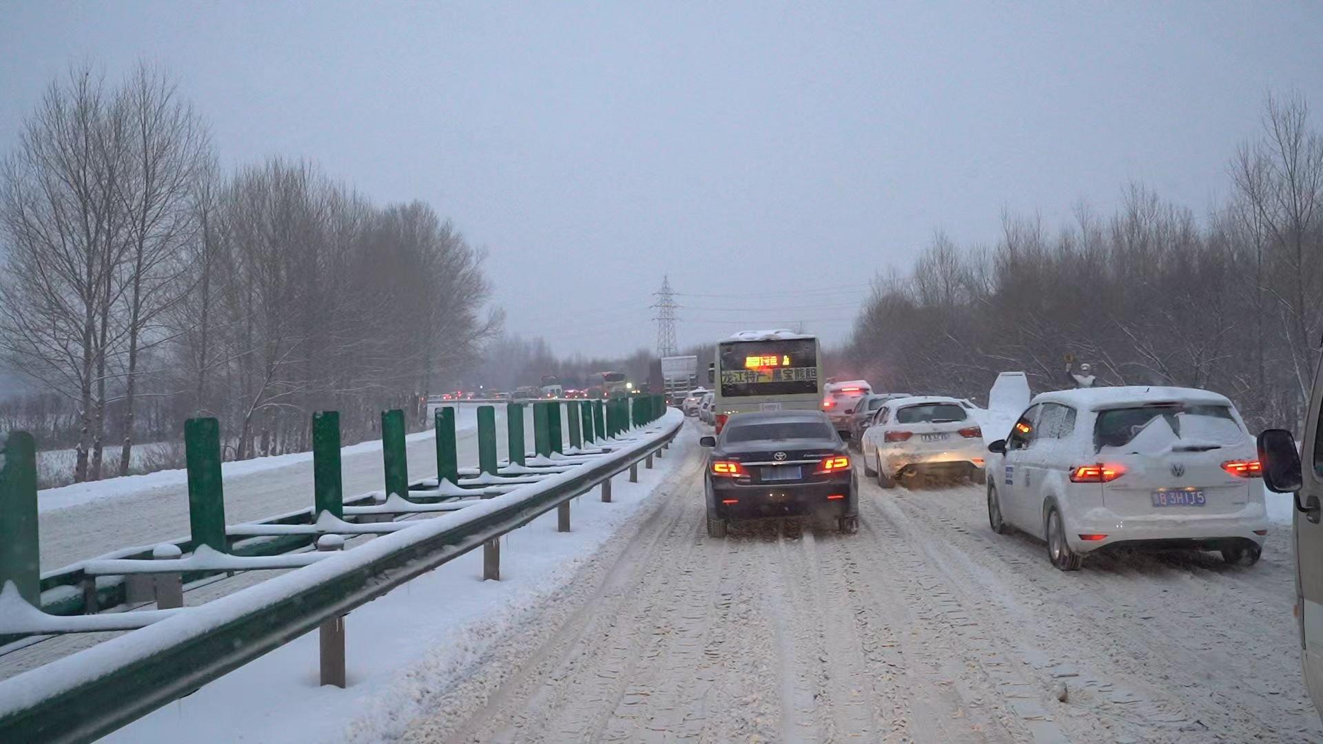33岁女子年送30万公斤包裹风里雪里快递小哥奔赴向你 太飒了！33岁姐姐一年扛起