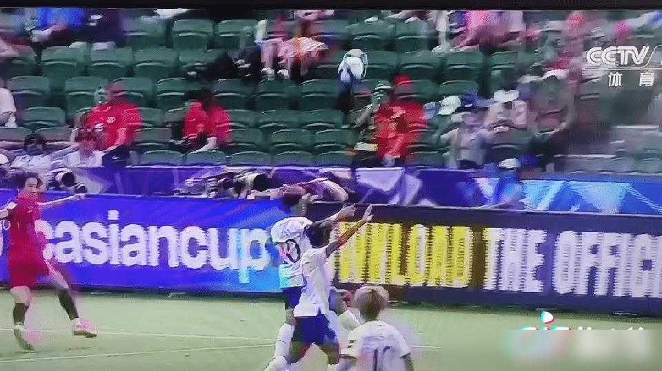 最近英超的离谱场面真不少。
利物浦踢垫底的狼队，控球率超六成，射了十九脚，补时