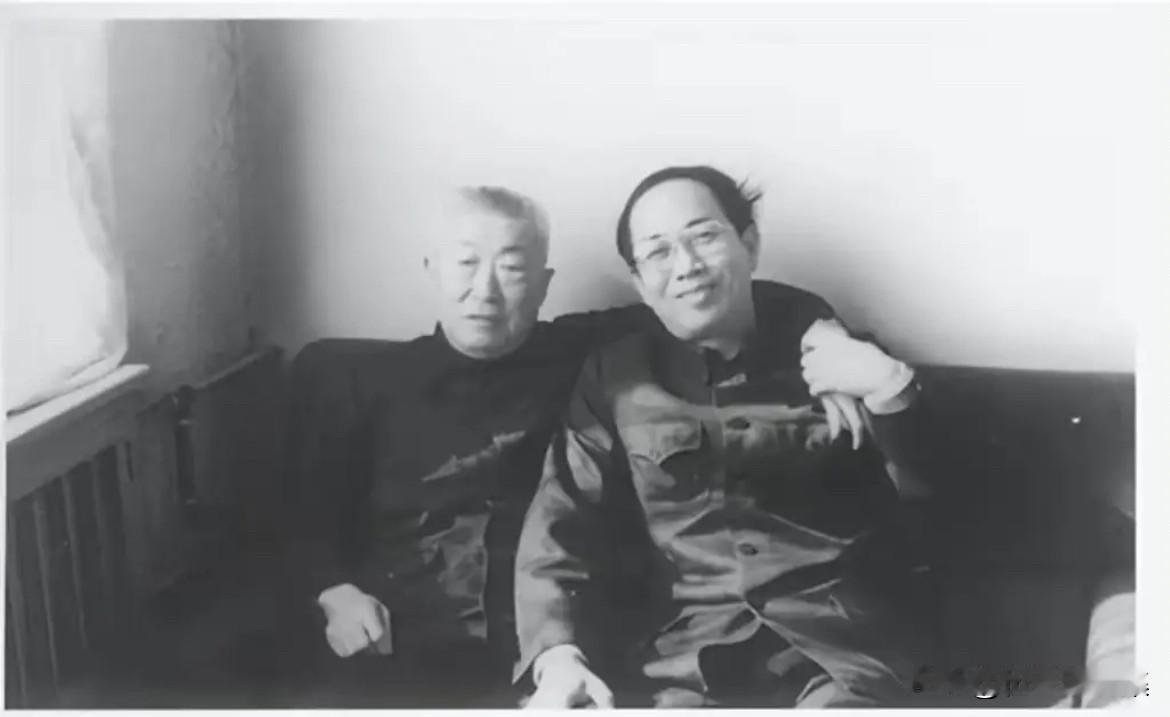 陈国栋同志与赵启正同志晚年时期的合影。陈国栋（1911-2005）是中共上海市委