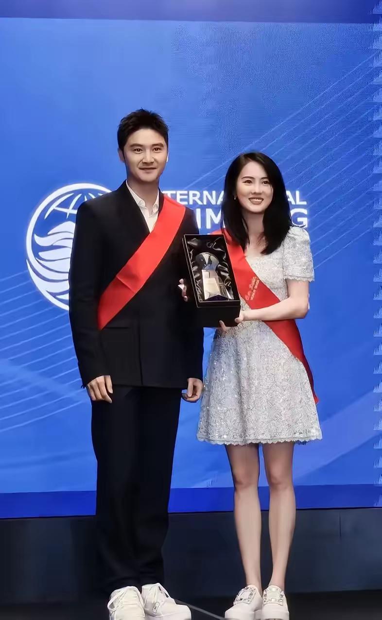 今晚估计开心的不得了
不是因为她训练状态良好，而是因为她的教练陈若琳
就在今晚，