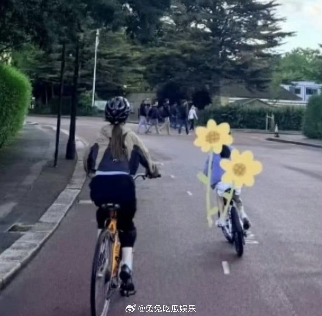 章泽天晒与女儿骑车照章泽天女儿都这么大了  章泽天陪女儿骑车，时间好快啊 