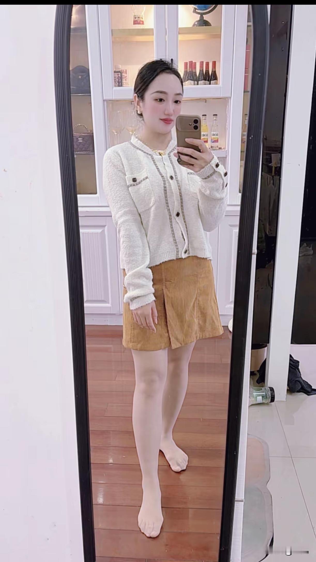 在家自拍穿得休闲舒服，出片率还超高！就像穿白蓝拼色纯棉Polo衫，搭配藏蓝白条高