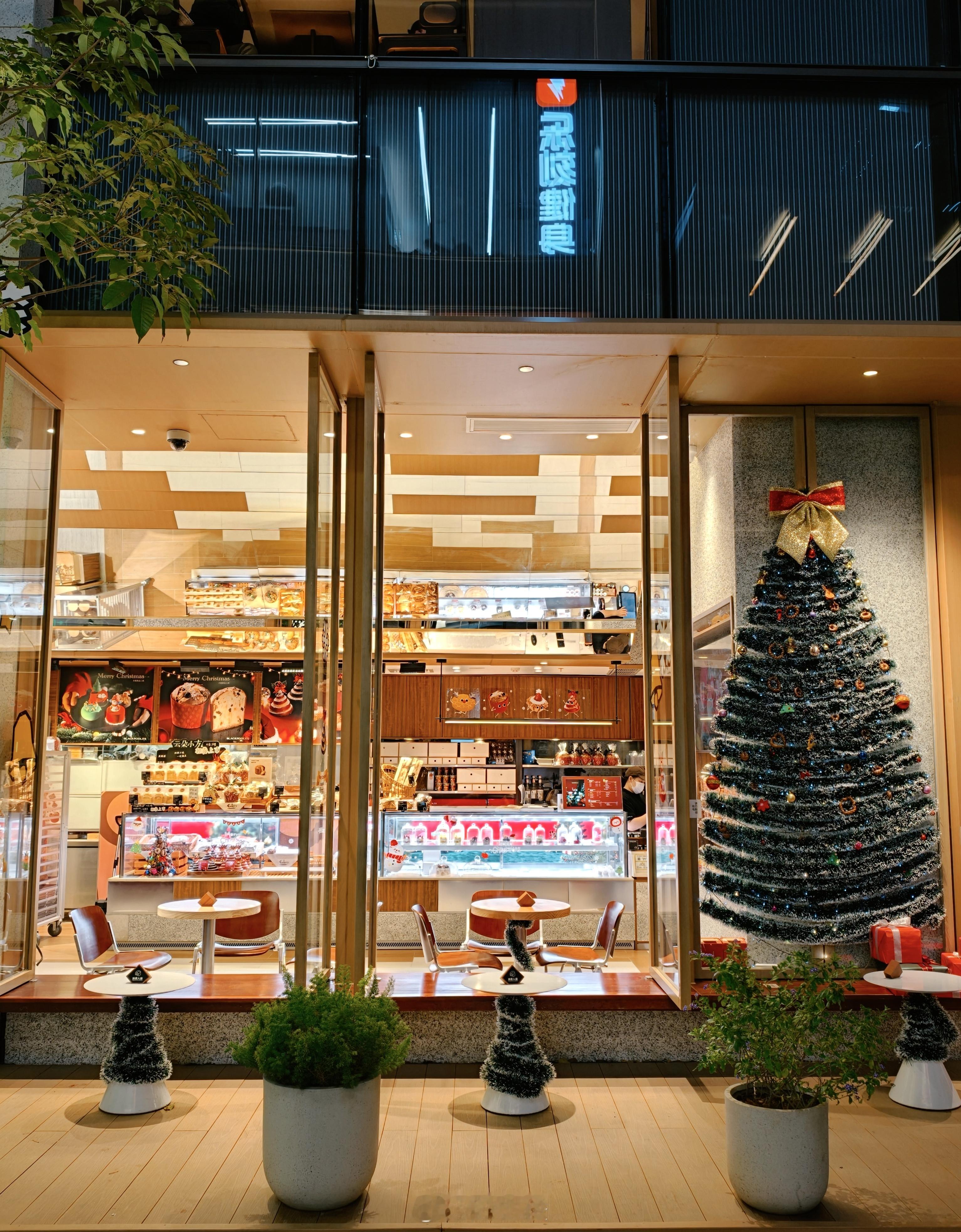 刚和朋友在啤酒小镇吃完饭，这里真是漂亮，很有感觉。我也不得不佩服深圳在西丽这边的