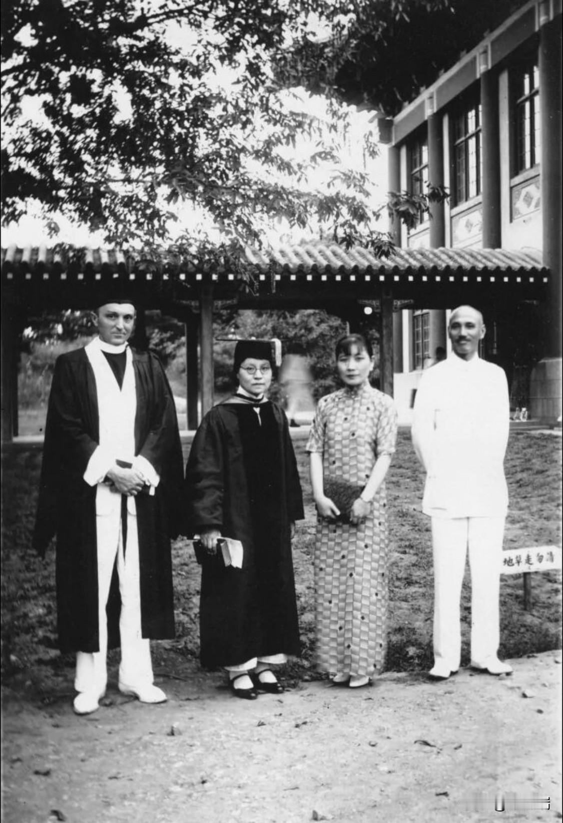 这张照片拍摄于1934年，地点是南京的金陵女子大学校园内。照片中从左至右依次为：