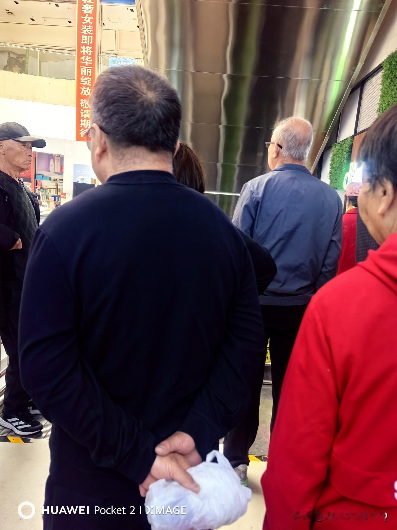 大早上超市门口排队的很多，就是因为有特价活动。为了省钱，我八点就到了，人家八点半