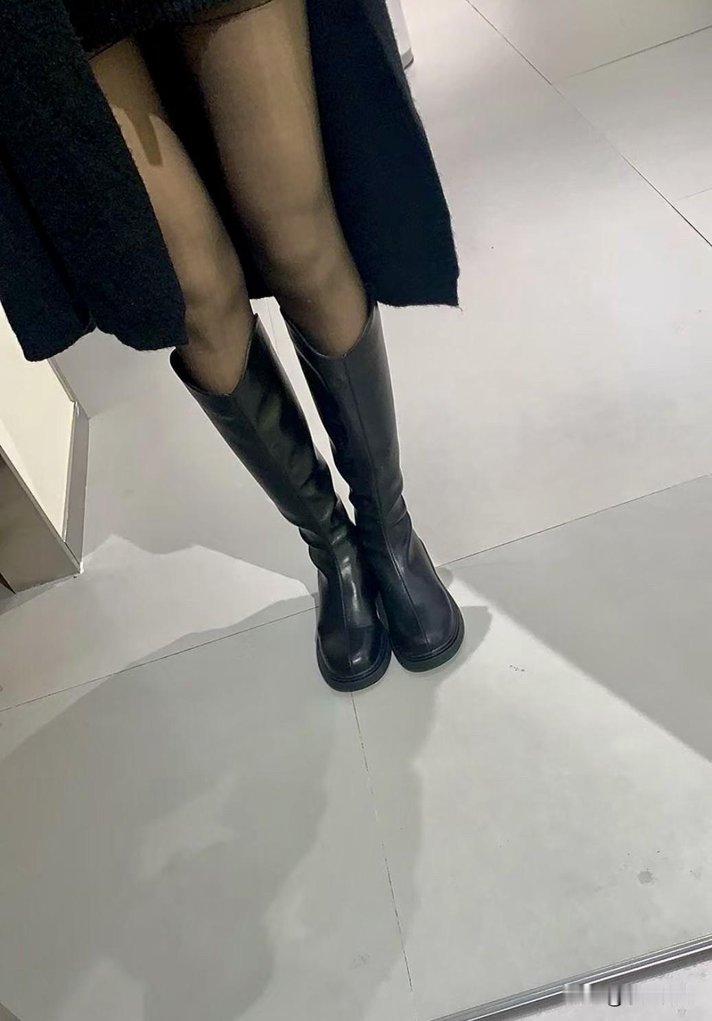 汗脚冬天怎么办？
有汗脚的吗？
你们都是怎么度过冬天的呀？
穿了袜子脚一走路或稍