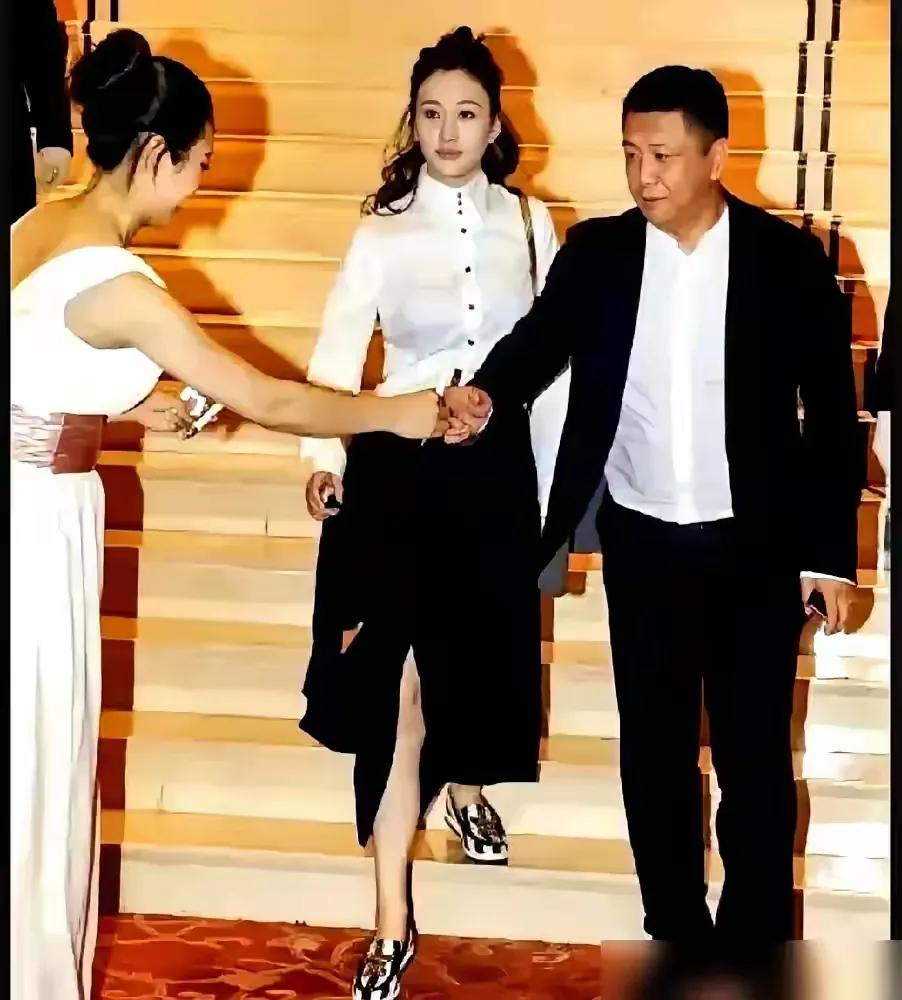 别迷信自律，50岁李小冉的冷白皮和48公斤，根本不是保养奇迹
看到50岁的李小冉