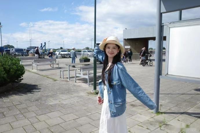 张婧仪草帽白裙张婧仪文岛碎片  张婧仪文岛碎片，张婧仪草帽白裙，小张又送来旅行明