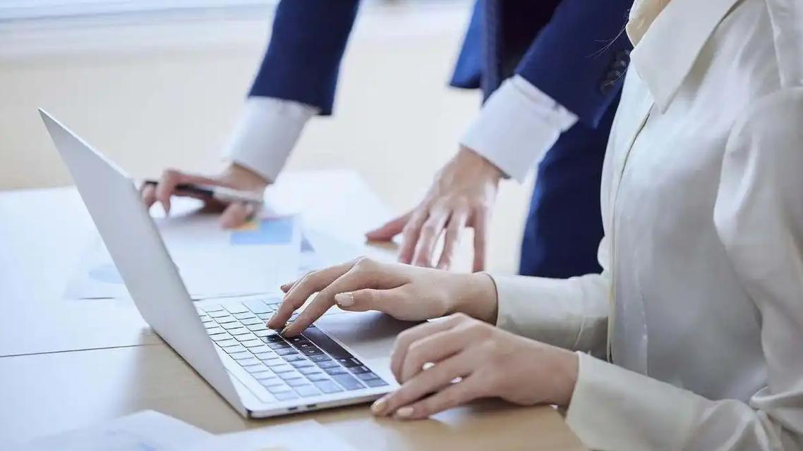 刚考上公务员，人生开启新篇章，可危险也悄然逼近。一些新入职人员因社会经验不足、保