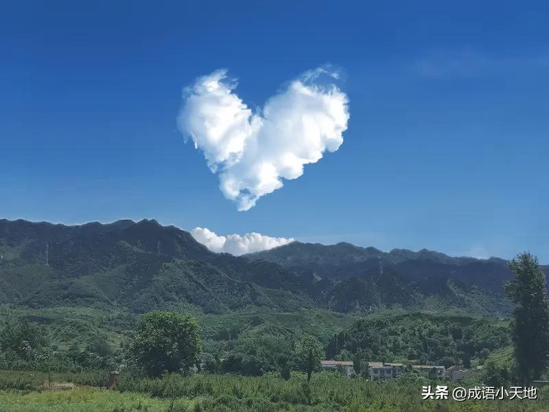 看到“爱看云白与山青”下联
我脑海便琢磨上联
诗文里能感受古人
对云白山青自然景