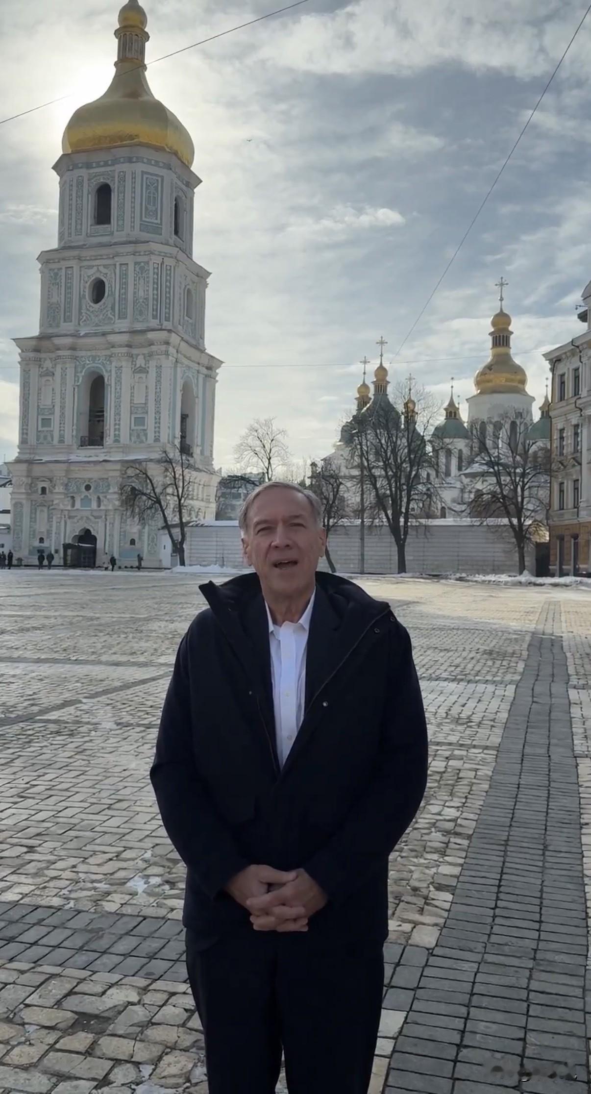 美国前国务卿蓬佩奥今天发文说：“四年前的今天，弗拉基米尔·普京发动了对乌克兰的全