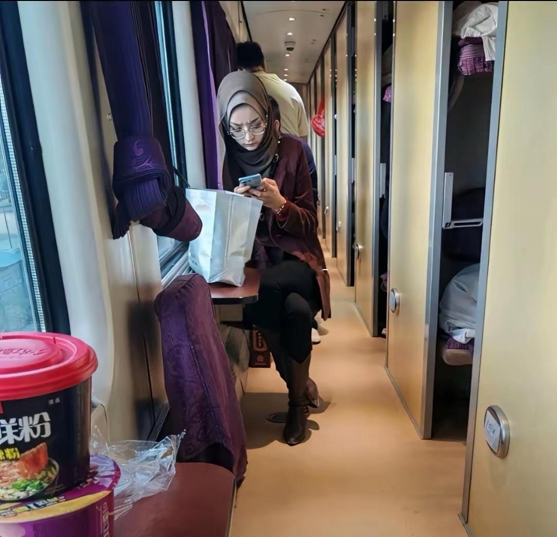 这缠腿的坐姿一般人做不到吧 