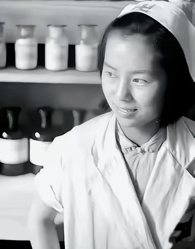 1927年，陈赓腿伤住院休养，在他熟睡时，一个姓李的护士悄悄凑到耳边，让他赶紧撤