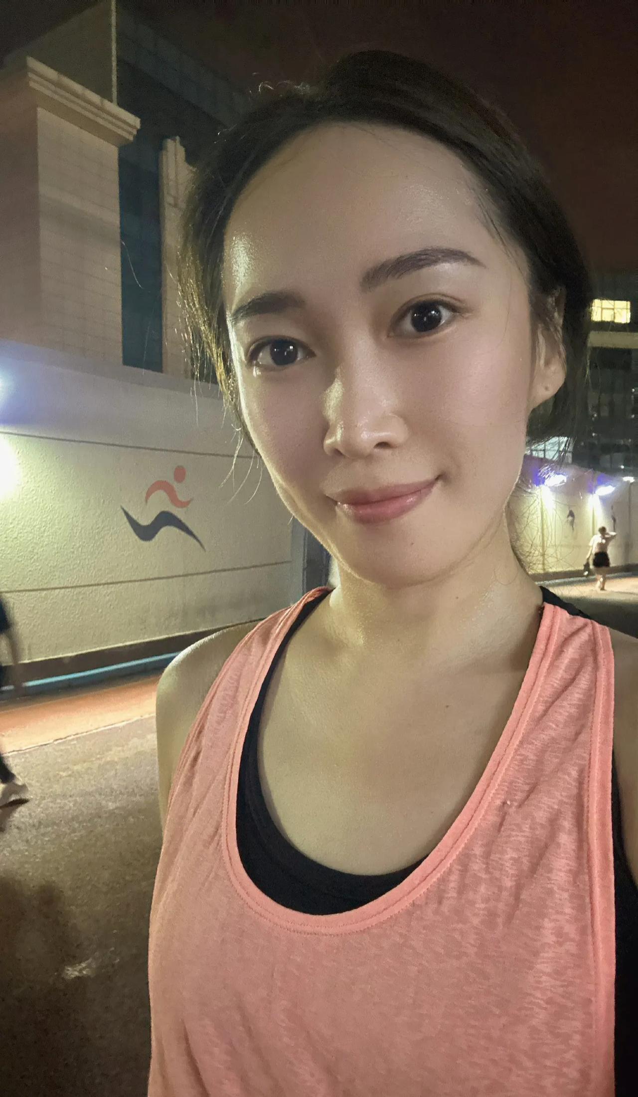 东方甄选YoYo社交平台发文：跑步稍稍恢复，下一项恢复徒步露营，那就回到4年前的