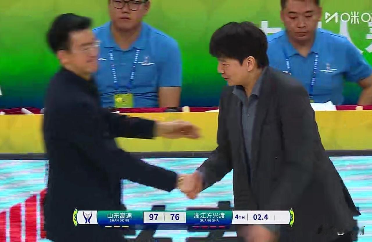 CBA俱乐部杯季军争夺战中，山东队与广厦队奉献了一场精彩绝伦、扣人心弦的比赛。尤