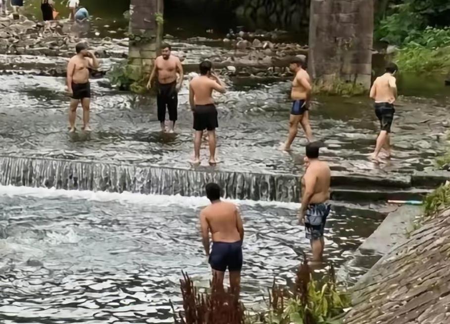 印度人来到中国之后就很喜欢去玩水，而且还是成群结队的，这样他们也很容易把一些区域