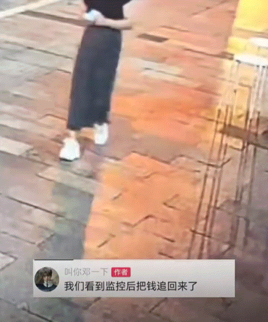 “丢人丢大了”！四川巴中，一名衣着时尚的二十多岁女子在路边闲逛时，竟趁路边一位摆