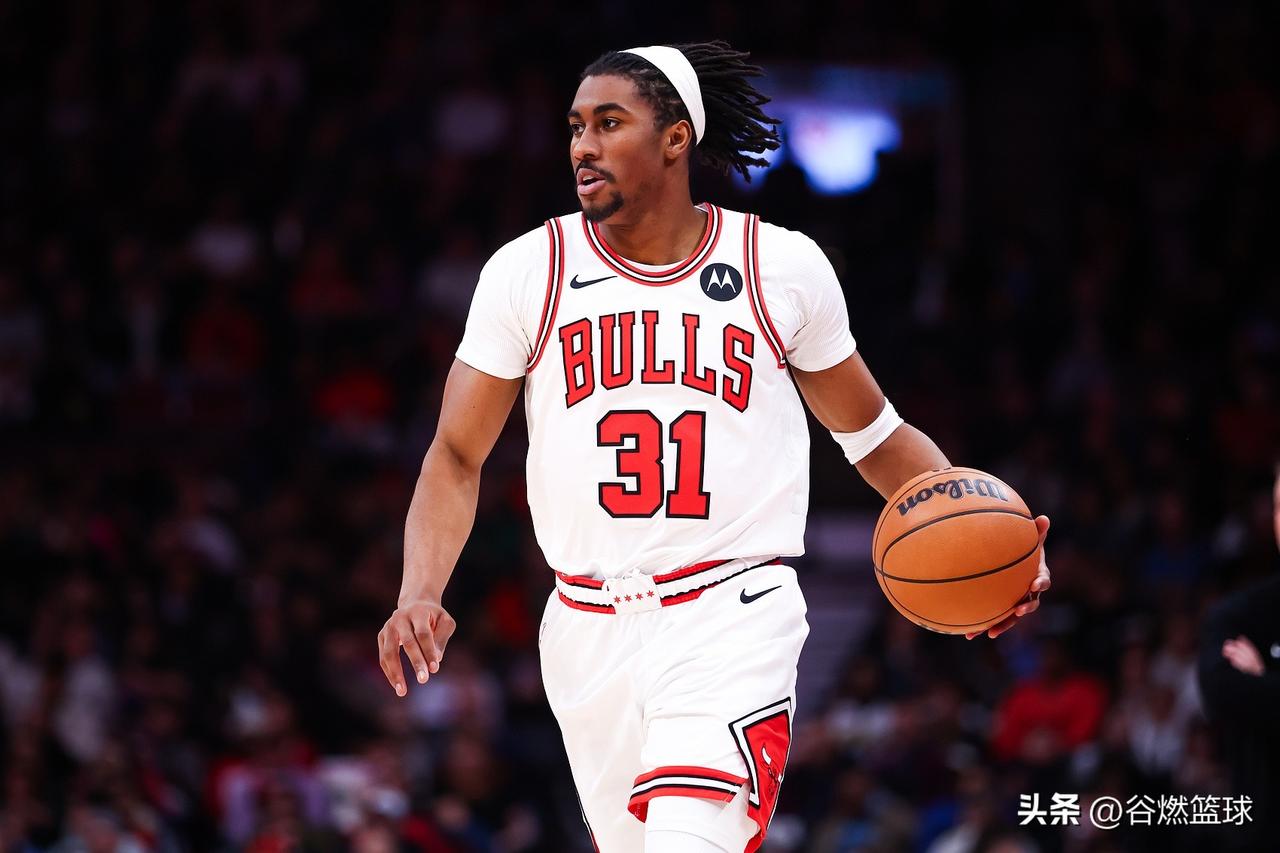 失业了！北京时间3月31日，公牛后卫杰登-艾维在个人社媒账号上发表了长达一个小时