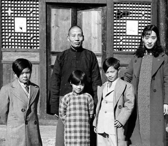 四川大军阀刘文辉罕见全家福。民国时期，川中军阀争霸，刘文辉是一个风云人物。难能可