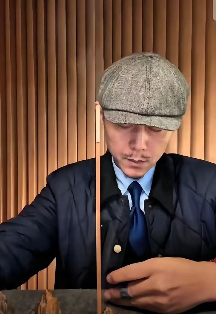 大冰直播悼念张雪峰，他坦言，下午便已得知噩耗，开播连麦前特意点香悼念，神情忧郁却