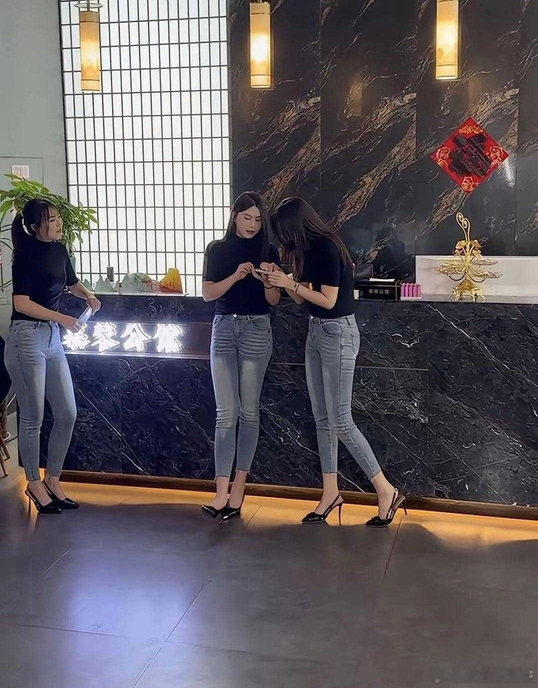 我记得有段时间很流行这种裤子，小脚裤穿了是真显身材 