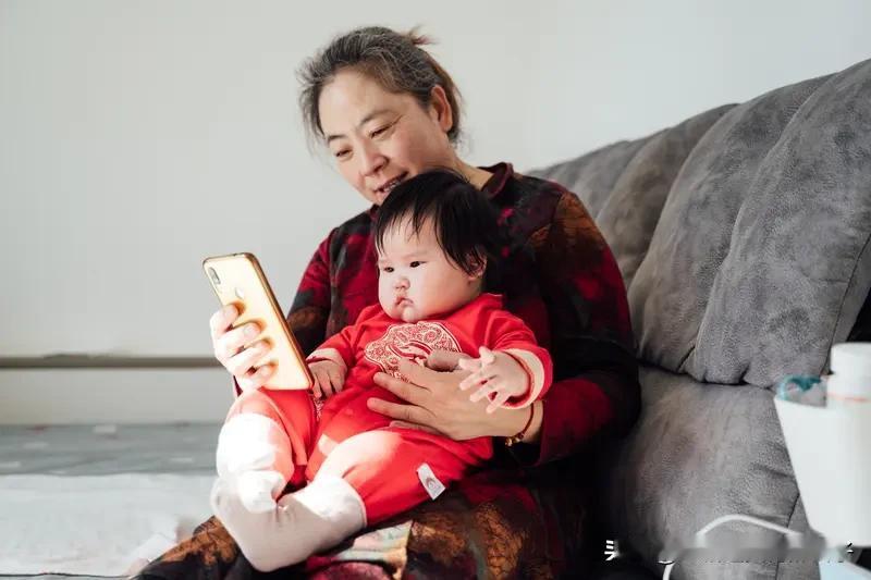 老人带娃玩手机你怎么看 “老人带娃玩手机”这事儿争议不断。中国互联网络信息中心数