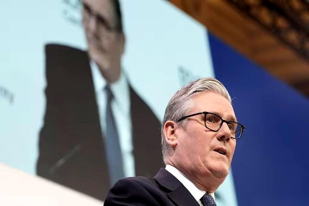 台上，英国首相斯塔默清了清嗓子，对着一众欧洲政要，扔下一句话。
“我们，已经不是