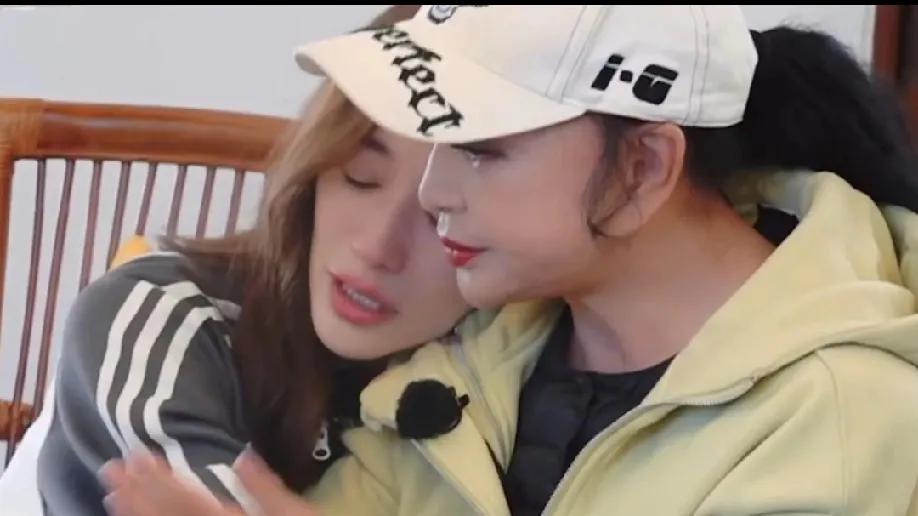 在《一路繁花》节目中，李小冉与刘晓庆因琐事产生争执，情绪激动的李小冉对刘晓庆言辞