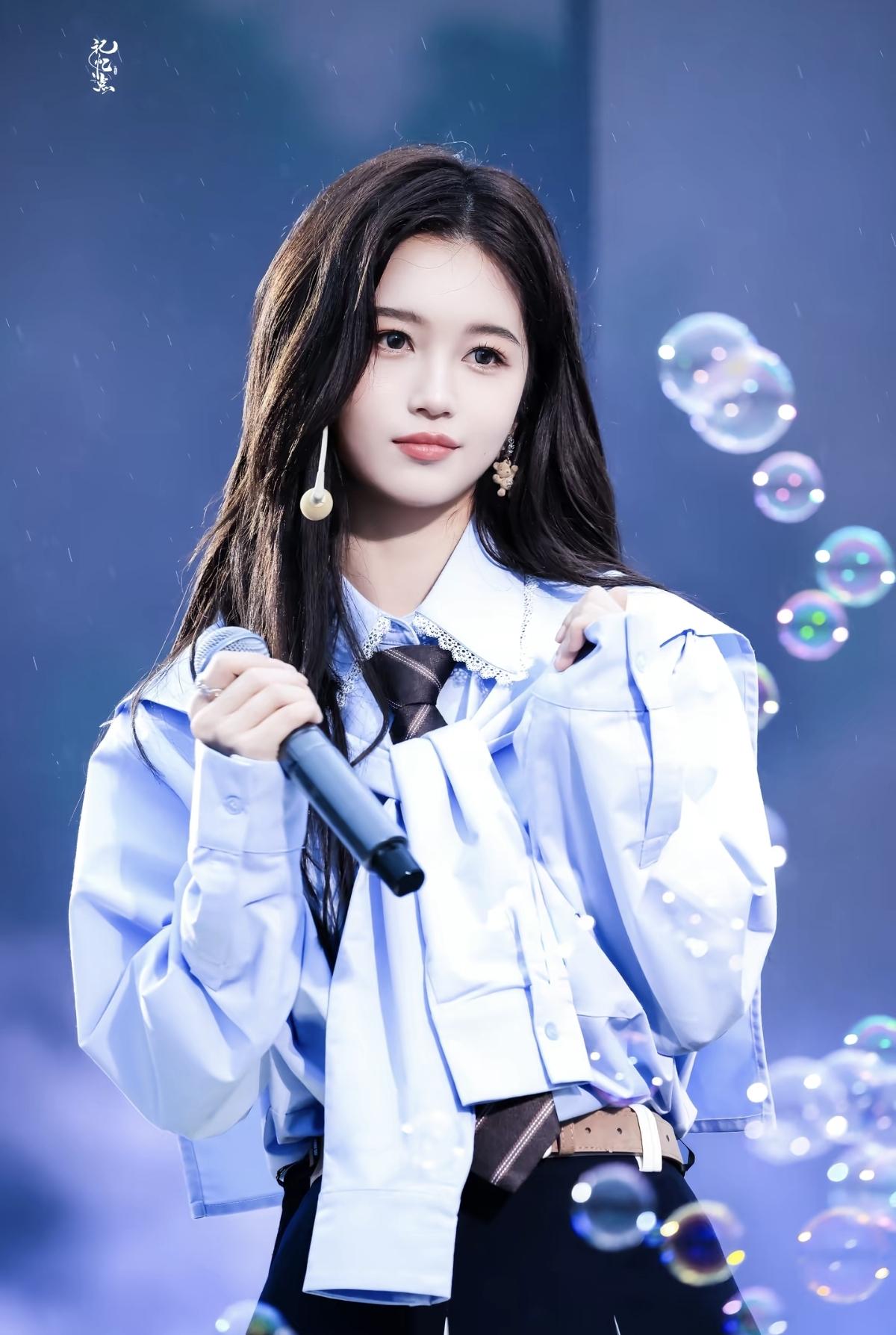 手握麦克风的瞬间[兔年大吉]胡静怡就是舞台上最耀眼的光[赞]全开麦的实力+干净的