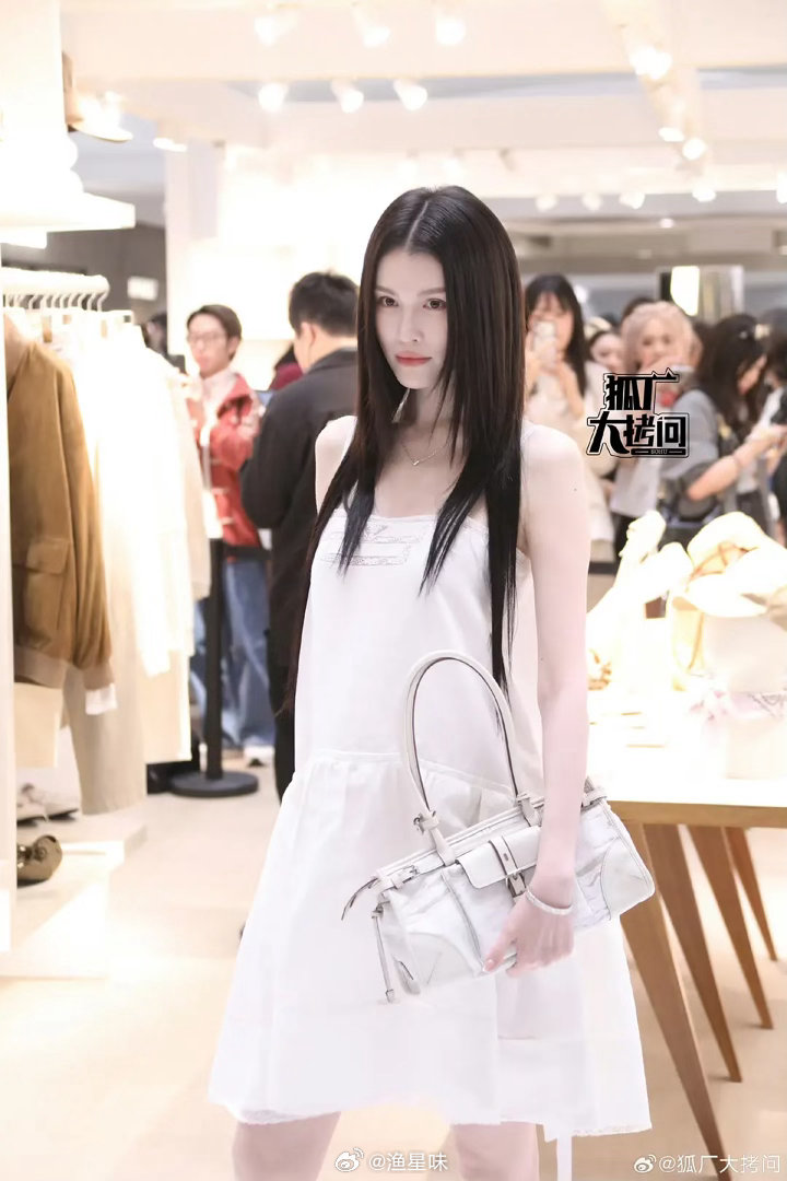 超模何穗和陈伟霆生子产后回归杀回来了。状态如何？北京prada活动 