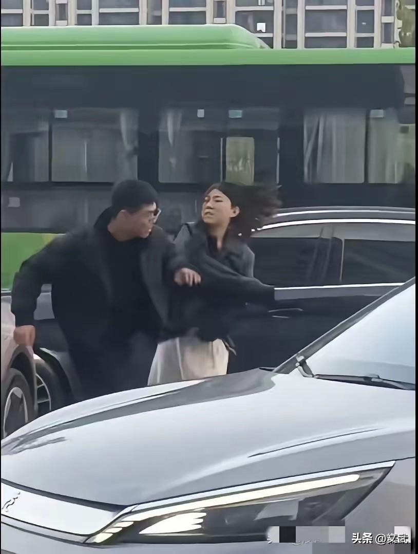 宣城街头闹剧：情绪上头，小事变丑事

3月24日，宣城街头两车剐蹭，女司机怒踩宝