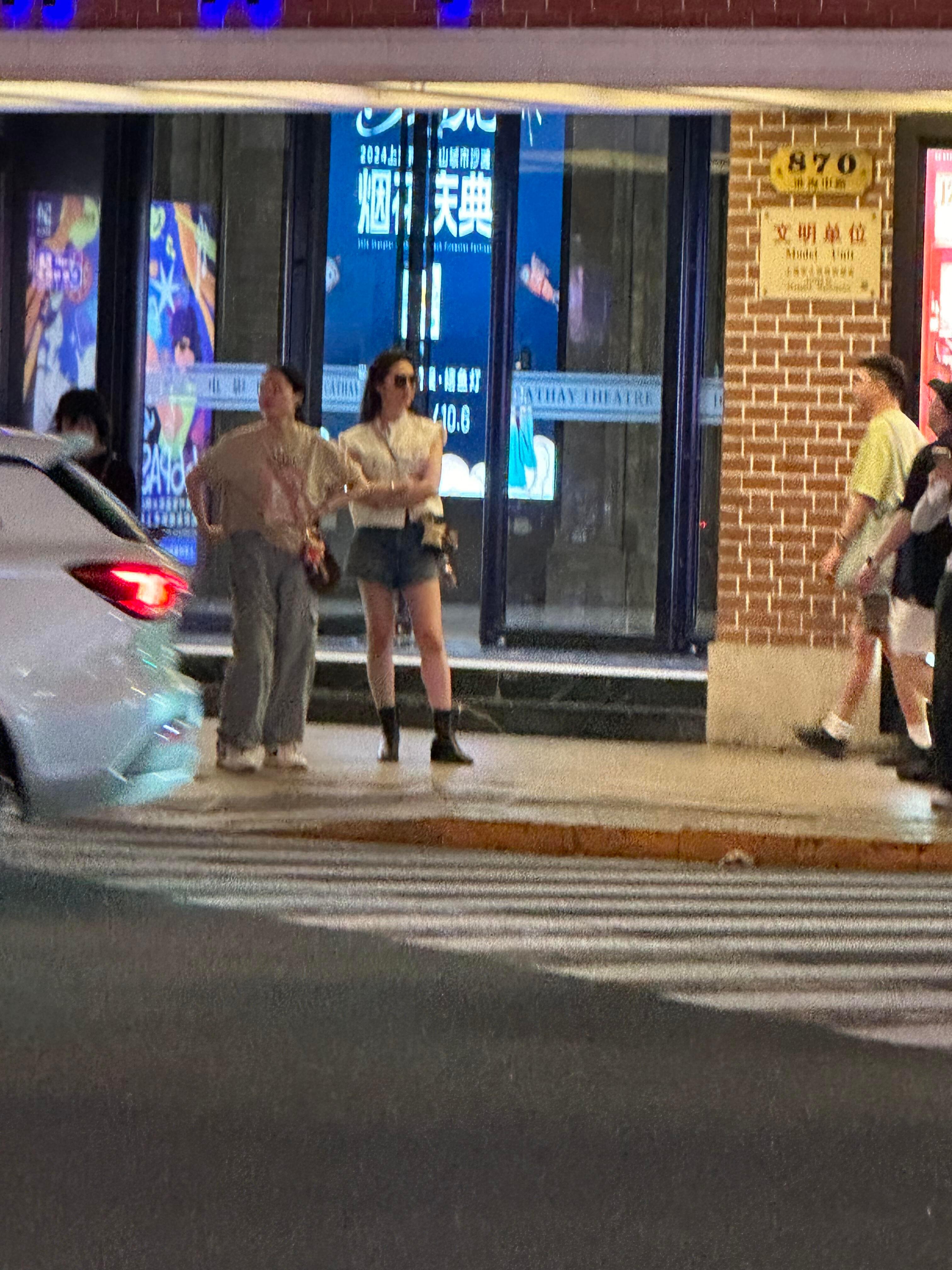 街头偶遇的刘亦菲身材真的…… ​​​