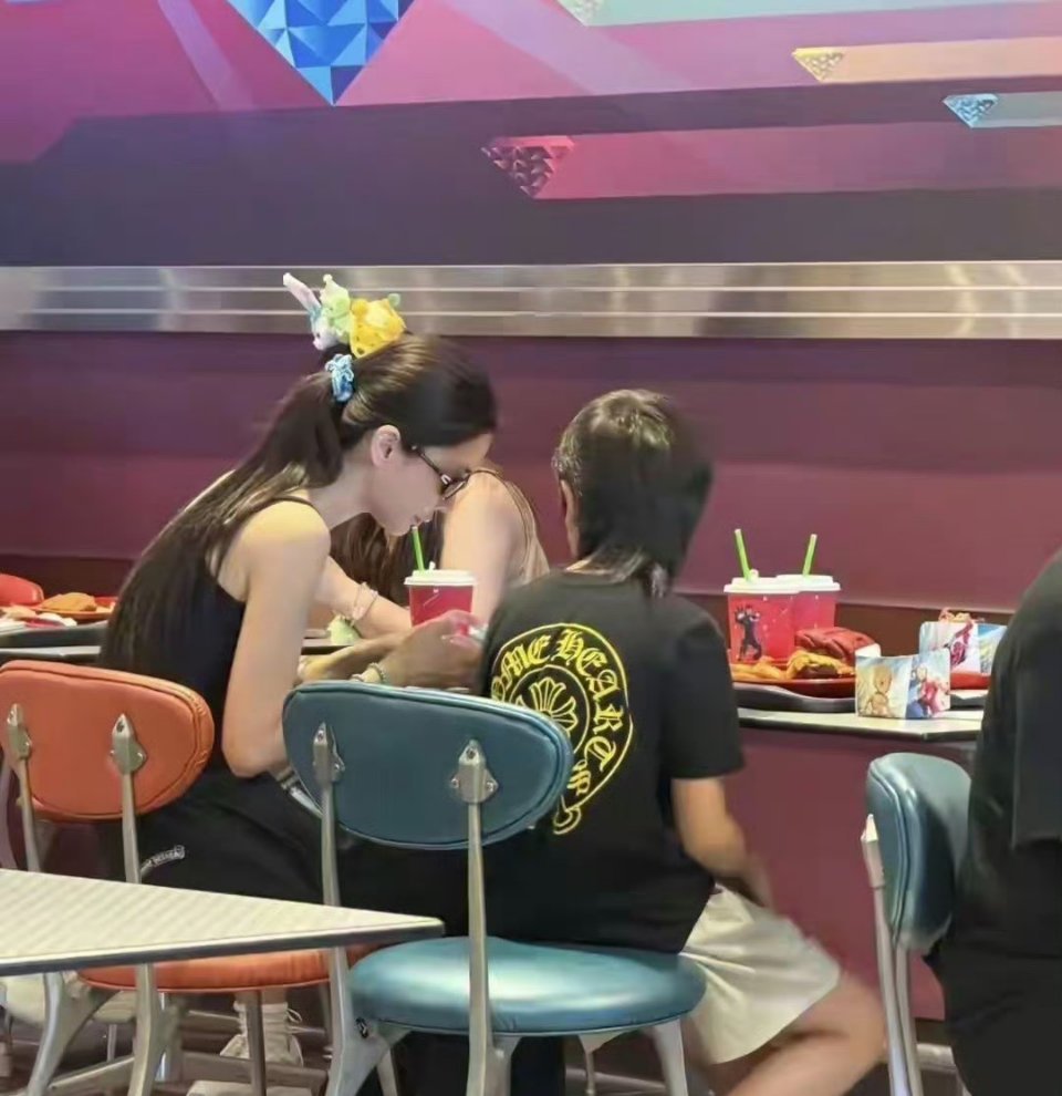 baby迪士尼被偶遇，脸也太嫩了，穿吊带完全小女孩，真看不出年龄 