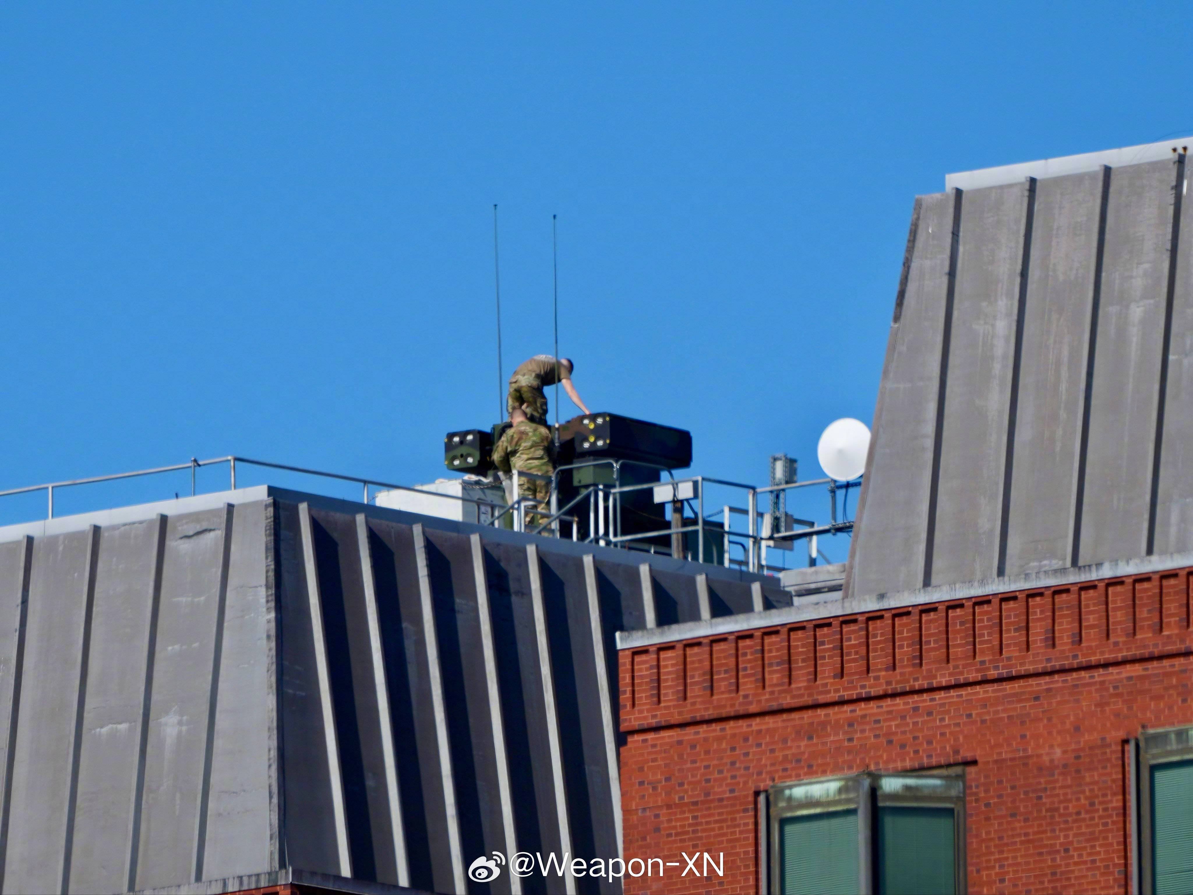 #兵器影像[超话]# 白宫附近建筑物顶部的“复仇者”近程防空系统 ​​​