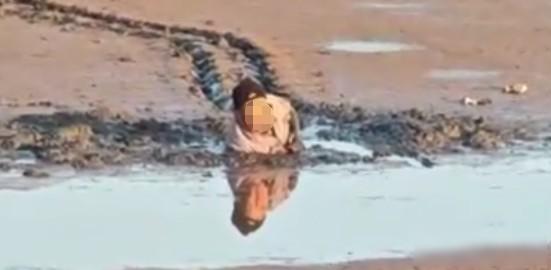 来人啊！淤泥坑里趴个人！连云港的！

       老人赶海陷泥坑，消防跪滑救4