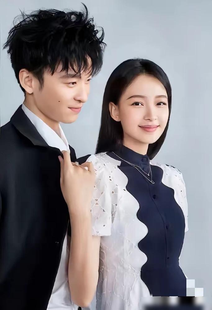 别再吹什么内娱离婚天花板了。我告诉你，那根本不是分手，那是一场顶级的资产重组。