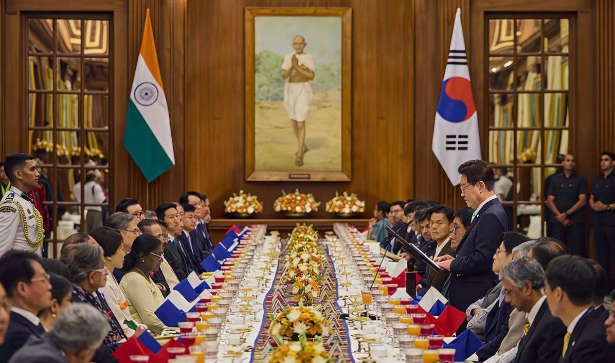 印度总统穆尔穆举行晚宴欢迎韩国总统李在明。 